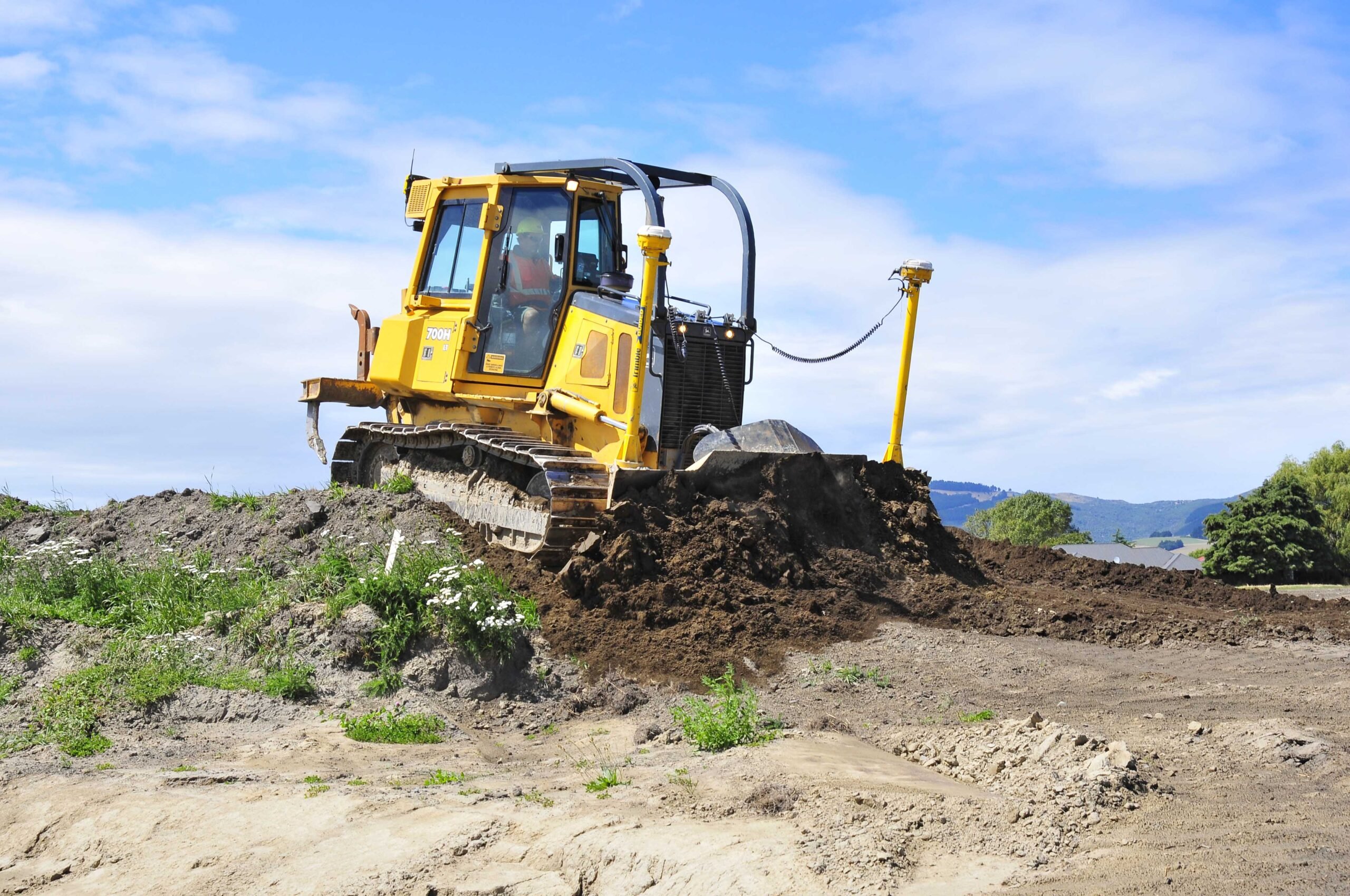 2D-Dozer-Deere-GCS900-Dual-GNSS-Dozer--scaled