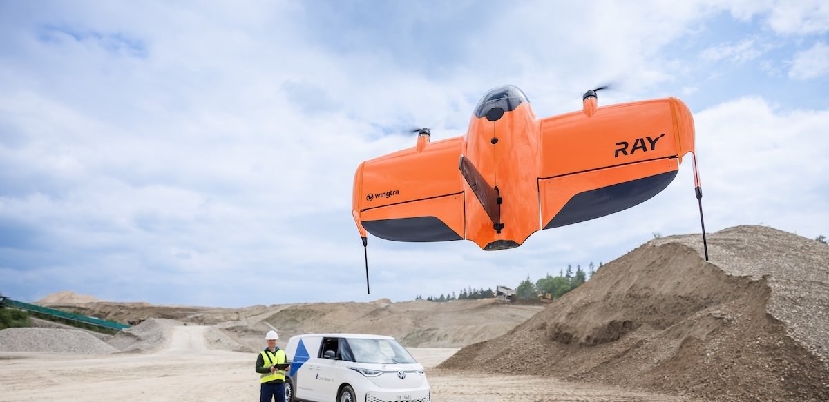 wingtraray-drone-flying-with-operator-quarry-1